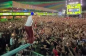 Nattanzinho cria trampolim e se joga no meio do público na Paraíba