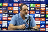 Rogério detona gramado da Fonte Nova e vê caso perdido: 'Pode ficar parado vinte dias, um mês'