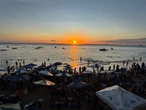 FOTOS: pôr do sol lota praia do Porto da Barra em plena segunda-feira de inverno