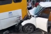 Carro fica parcialmente destruído após colisão com ônibus na Avenida Suburbana
