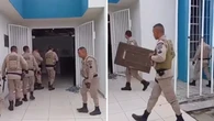 Homem em surto psicótico faz ameaças com facão e tenta atear fogo em fórum na Bahia