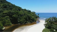 Água doce ou salgada? Conheça 10 praias onde o mar encontra o rio
