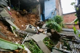 Parte de casa desaba sobre outra no Alto do Coqueirinho após chuvas intensas