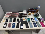 Servidor é preso ao entrar com 24 celulares, 12 facas e uma arma em presídio