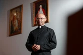Padre brasileiro excomungado desafia Vaticano e diz que continuará celebrando missas