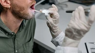 Rouquidão, feridas na boca que não cicatrizam e dificuldade para engolir escondem um problema mais sério; veja os sinais
