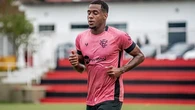 Volante emprestado pelo Vitória é expulso pelo segundo jogo consecutivo e bate boca com a torcida