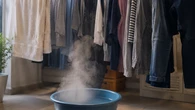 Conheça o truque da água quente que pode ajudar a secar roupas mais rápido no inverno