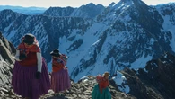 De saia e chapéu: conheça as Cholitas Escaladoras, mulheres que desafiam os picos mais altos dos Andes