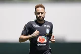 Neymar muda o visual mais uma vez durante a Copa enquanto se recupera de lesão