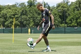 Neymar volta a treinar em campo com a Seleção, mas retorno em jogo segue indefinido