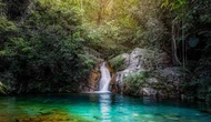 Maior quilombo do Brasil abriga cachoeira com poço azul-turquesa e atrai viajantes