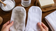 Nem bicarbonato nem água sanitária: o segredo para evitar que a meia branca fique encardida