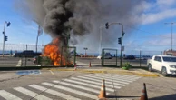 Carro pega fogo em frente a mercado de Salvador e provoca interdição parcial em avenida