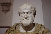 Frase do dia da Filosofia: 'Quanto mais uma pessoa precisa parecer virtuosa, menos tempo sobra para praticar a virtude' - a reflexão inspirada em Aristóteles sobre caráter