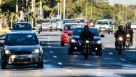 Multa do farol aceso: entenda a regra que ainda pega motoristas de surpresa nas rodovias e dá prejuízo