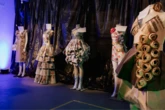 Formatura promove exposição de roupas com tecidos e materiais recicláveis