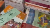 Fiscalização encontra livros didáticos do MEC lacrados usados para embalar fogos em fábrica clandestina
