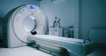 Homem que usava cordão morre após ser puxado por máquina de ressonância magnética