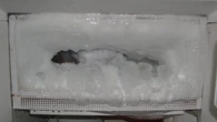 Aprenda um método caseiro para remover gelo do congelador em minutos