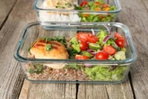 5 receitas práticas com proteínas para levar na marmita