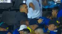 Riquelme separa briga de torcedores em jogo do Boca Juniors; veja