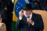 Lula mostra dedo do meio em discurso no Palácio do Planalto: 'Aqui para eles'