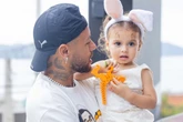 À distância, Neymar celebra os 2 anos da filha enquanto web cobra presença da menina na Copa