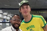 Shawn Mendes desembarca em Salvador após evento com príncipe William no Rio de Janeiro
