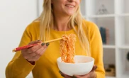 O perigo escondido no macarrão instantâneo que quase ninguém percebe
