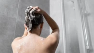 Existe frequência ideal para lavar o cabelo? Dermatologista explica