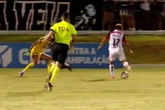 Ex-Vitória arranca do próprio campo e faz golaço na Série C; veja