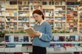 VÍDEO: Por que ler está na moda? Entenda como o fenômeno dos clubes de leitura invadiu até as passarelas