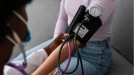 A pressão que você mede no consultório pode enganar; estudo mostra por quê