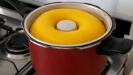Sem forno? Conheça o truque da panela com tampa para fazer um bolo fofinho