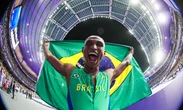 Alison dos Santos faz história nos 200m com barreiras com melhor tempo já registrado