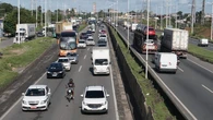 Acidente entre três carros deixa mulher morta e causa engarrafamento de 5km na BR-324