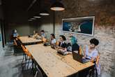 Estabelecimento promove espaço de coworking gratuito na Ribeira