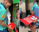 Jogadores da Seleção Brasileira ganham camisa do Bahia antes de duelo contra o Uruguai