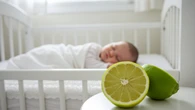 Limão no berço ajuda bebê a dormir? Pediatras dão a resposta