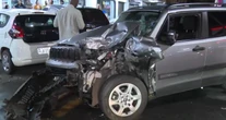 Motorista perde o controle e destrói três carros no Chame-Chame