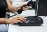 “Celular na mão de idoso é perigo”, diz soteropolitana que não abre mão do telefone fixo