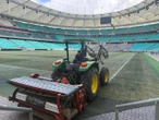 Alvo de críticas, gramado da Fonte Nova começa a ser trocado
