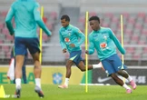 De volta à Seleção, Vini Jr e Rodrygo lideram primeiro treino do Brasil na Ásia