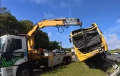 Ônibus bate em poste na Avenida Paralela após motorista cochilar no volante