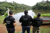 Operação com drone aquático busca corpos de jovens executados em ferro-velho