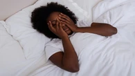 Acorda com o coração acelerado? Pode ser ansiedade matinal; e tem solução