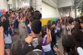 Professora recebe homenagem de alunos após ser aprovada em concurso