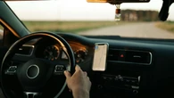 Motoristas de aplicativo têm maior risco de endividamento, aponta estudo do TST