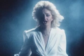 Sucesso de Bonnie Tyler, hit dos anos 80 não foi escrito pela cantora; conheça a história